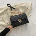Bolso bandolera acolchado negro clásico con detalles dorados y cadena de metal - Negro