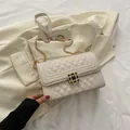 Bolso bandolera acolchado beige con cadena dorada y cierre de piedra preciosa - Blanco Roto