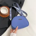 Borsa a tracolla in nylon blu con tracolla viola regolabile e targhetta in metallo - Blu