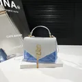 Sac bandoulière chic en PVC bleu avec rabat pailleté argenté et logo SS doré, tendance 2025 - Argent