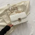 Bolso bandolera cuadrado blanco acolchado con correa de cadena y hebilla de pedrería - Blanco