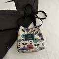 Retro floral tapestry bucket bag in beige with black straps and vintage pattern - Vintage Lush Floral Style (款式4)