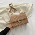 Bolso bandolera acolchado caqui con hebilla vintage y correa de cadena dorada - Caqui