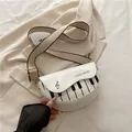Borsa a sella bianca con tasti di pianoforte e tracolla larga in stile vintage - Bianco