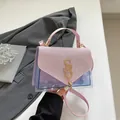 Sac à bandoulière rose pailleté et violet translucide avec détails dorés et pompon chic - Rose