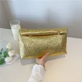 Bolso de mano trenzado minimalista en dorado brillante de cuero sintético para mujer - Dorado