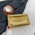 Pochette intrecciata dorata minimalista con finitura metallica e patta a busta - Oro
