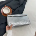Pochette intrecciata argento minimalista con finitura metallica e fermagli cilindrici - Argento