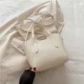 Bolso de mano blanco crudo con textura granulada y correa de hombro ajustable - Blanco