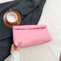 Pochette rosa con trama intrecciata, fibbie dorate e raffinato design minimalista - Rosa