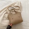 Bolso beige de mano textura lichi con tacos dorados y correa ajustable para mujer - Caqui
