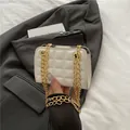 Klassieke witte gewatteerde vierkante schoudertas met gouden ketting voor dames - Wit