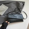 Elegante schwarze Clutch mit Schlangenleder-Einsätzen und silbernem Rundgriff - Schwarz