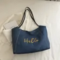 Sac cabas en jean bleu avec broderie Hello jaune et surpiqûres blanches contrastées - Bleu foncé