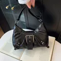 Große Vintage Schultertasche in Schwarz mit silberner Schnalle und Faltenoptik - Schwarz