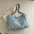 Sac fourre-tout en toile bleu clair avec broderie Hello et anses fines en cuir - Bleu clair