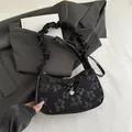 Bolso bandolera negro con relieve floral, lazo y asa fruncida de tendencia - Negro