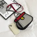 Bolso bandolera estilo dibujo animado 2D en gris y rojo con cadena y efecto visual 3D - Rojo