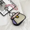 Bolso bandolera estilo dibujo 2D con bordes negros y correa rosa en vista de 45 grados - Rosa