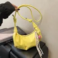 Gelbe Hobo-Tasche mit Falten, geknotetem Schulterriemen und Herz-Anhänger - Gelb