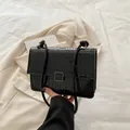 Elegante schwarze Mini-Tasche mit Krokodilprägung, Knotenträgern und Metallschnalle - Schwarz