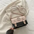 Sac bandoulière contrasté rose et noir avec boucle M et coutures apparentes - Rose et Noir