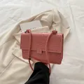 Rosa Schultertasche mit Krokodilmuster, Klappverschluss und quadratischer Schnalle - Rosa