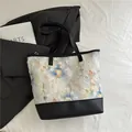 Bloemen kant tote tas van witte doorschijnende stof met zwarte PU-leren details - Zwart