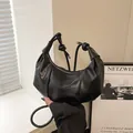 Πλισέ μαύρη τσάντα hobo από συνθετικό δέρμα με μοναδικό δετό λουράκι ώμου και σχήμα μισοφέγγαρου - Χωρίς μενταγιόν / Μαύρο