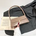 Retro khakifarbene Baguette-Schultertasche aus Kunstleder mit eleganter Goldschnalle - Khaki