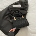Borsa quadrata retrò nera con motivo a serpente, manico intrecciato e dettagli dorati - Nero