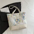 Beige lederen draagtas met blauw en oranje bloemig kant en een grote inhoudsmaat - Beige