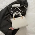Borsa a tracolla bianca in ecopelle con manico intrecciato e dettagli in oro lucido - Bianco