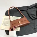 Minimalistische braune Schultertasche mit goldenem Metallverschluss im Vintage-Stil - Gelbbraun