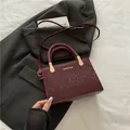 Borsa retrò bordeaux con trama animalier, manico intrecciato e dettagli in metallo dorato - Rosso