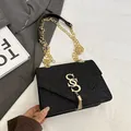 Schicke schwarze Glitzertasche mit goldenem SS-Logo, Fransenquaste und goldener Kette - Schwarz