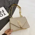Elegante goldene Pailletten Umhängetasche mit Metalllogo und Fransen-Kettendetails - Gold