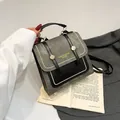Sac bandoulière minimaliste noir et gris avec détails en perles et boucles dorées - Style Patchwork Perles Noir Gris / Gris