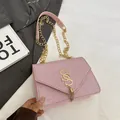 Rosafarbene Pailletten-Umhängetasche mit goldenem SS-Logo und eleganter Quaste auf Stoff - Rosa
