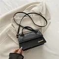 Sac à main élégant noir motif crocodile avec détails dorés et bandoulière - Noir