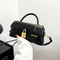 Petit sac à bandoulière rétro noir avec fermoir doré et étiquette Fashion été 2025 - Noir