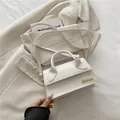 Petit sac bandoulière blanc élégant en simili cuir avec texture crocodile et or - Blanc