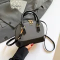 Bolso tipo concha retro en tejido negro y gris con cremalleras doradas y correa - Negro