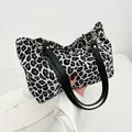 Grande borsa shopper leopardata con manici in pelle nera e anelli dorati - Leopardo Nero