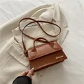 Petit sac à bandoulière marron motif crocodile avec logo doré et poignée supérieure - Marron