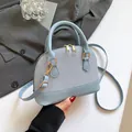 Bolso azul claro tipo concha con textura tejida y cuero sintético para uso diario - Azul