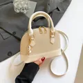 Bolso de mano tipo concha para mujer en blanco crema con acabados metálicos dorados - Blanco Roto