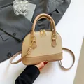 Elegante bolso de paja beige con ribete de cuero marrón y cremallera dorada - Caqui