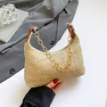 Minimalistische beige geweven schoudertas met gouden ketting en maanvormig design - Bruin
