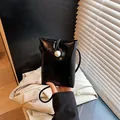 Mini bolso negro para móvil en piel sintética con perla grande y bandolera - Negro
